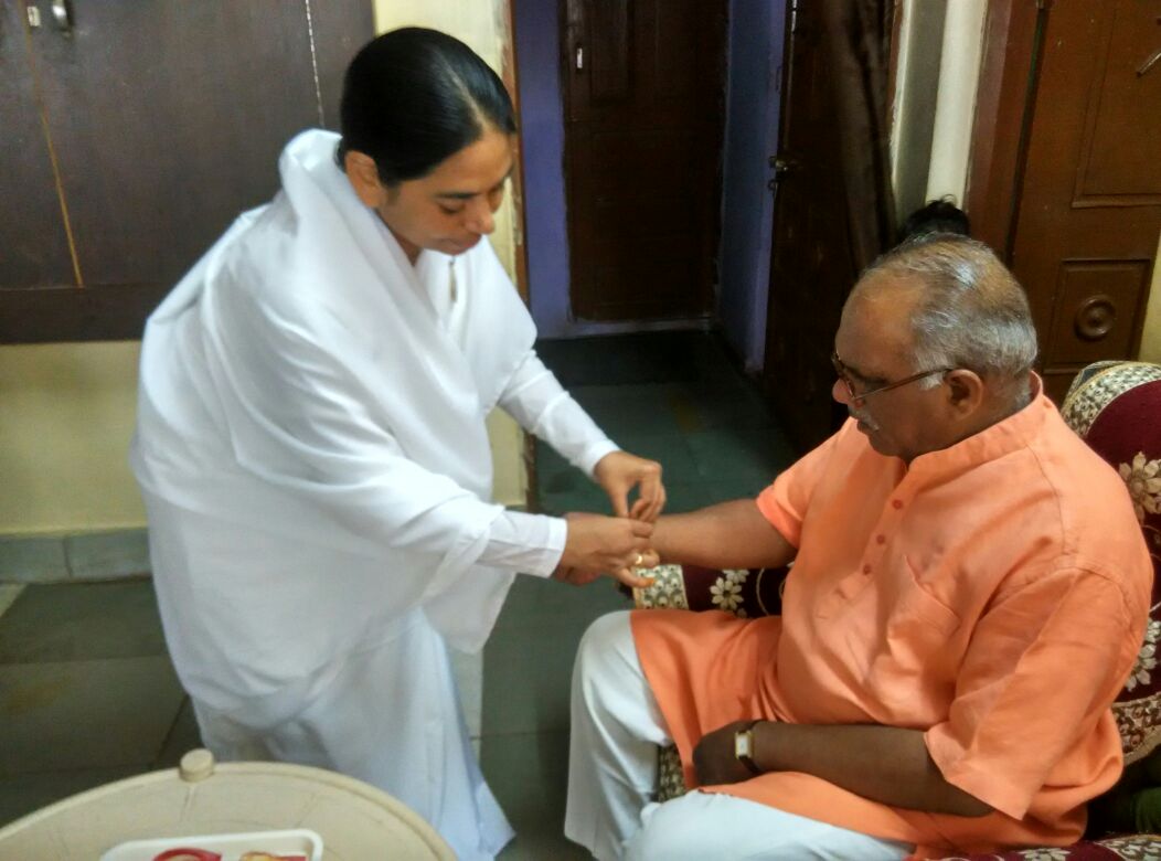 Madhya Pradesh ,khadi gram udhyog upadhyaksh, Raghunandan Sharmaji ko rakshsutra bandhte hue Brahmakumari Madhu bahan.