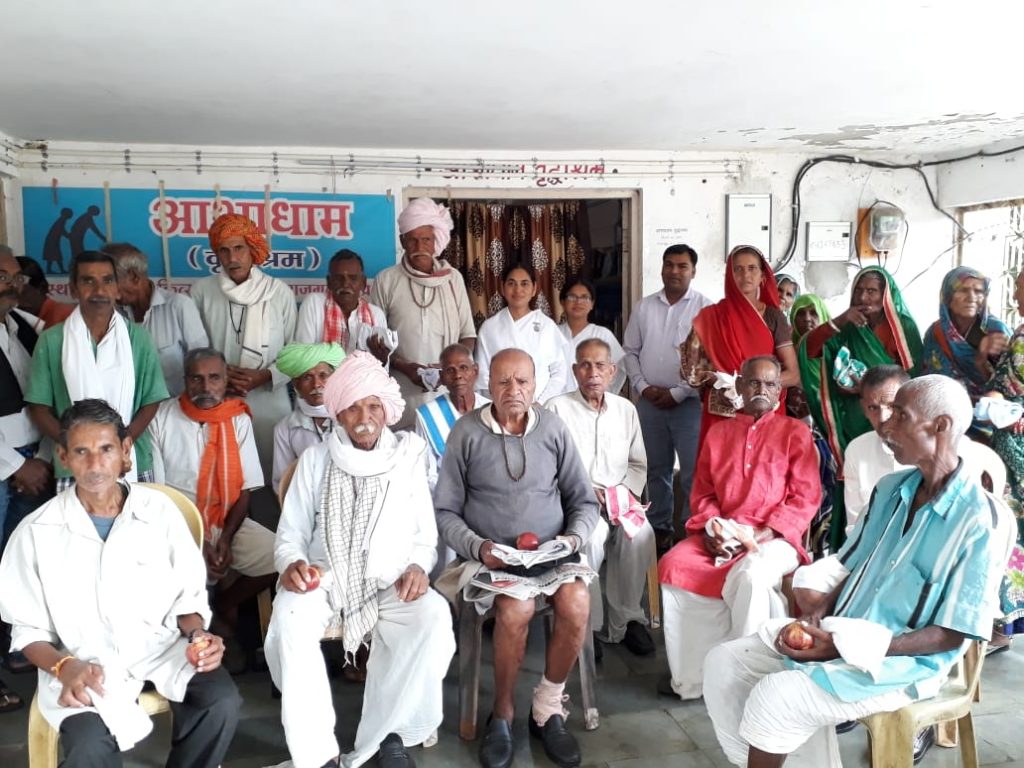 Rajgarh, m. p. :- Senior citizen were honoured by rahmakumaris at 