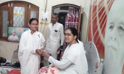 प्रजापिता ब्रम्हाकुमारी ईश्वरीय विश्व विद्यालय, छापीहेड़ा में होली उत्सव बड़े ही हर्षोल्लास के साथ मनाया गया । ब्रह्माकुमारी सीमा ने होली का आध्यात्मिक रहस्य बताते हुए कहा कि जिस प्रकार से होली के रंग लगाने पर व्यक्ति पहले की तरह नहीं रहता, उसी तरह से ईश्वरीय ज्ञान सुनने पर व परमात्मा के संग का रंग लगने पर हमारा व्यक्तित्व दिव्य व अलौकिक बन जाता है। हमें परमात्मा के संग का रंग लगाना है और आत्मा को सात गुणों के रंग सुख, शांति, प्रेम ,आनंद ,पवित्रता, ज्ञान, शक्ति व ज्ञान, गुण ,शक्तियों का रंग लगाकर स्वयं को सशक्त व आत्मनिर्भर बनाना है। उन्होंने होली का अर्थ बताते हुए कहा कि होली अर्थात जो बीत गई सो बीत गई उसकी चिंता नहीं करना है ,होली अर्थात परमात्मा के होलिए, परमात्मा के बन गए, होली अर्थात पवित्र ,आत्मा को योगबल के द्वारा शुद्ध और पवित्र बनाना है। होली के दिन पुराने संस्कारों की होलिका जलाकर नए दिव्य संस्कारों को स्वयं में धारण करना यही होली का सच्चा अर्थ है । ब्रह्माकुमारी सीमा, ब्रह्माकुमारी अनिता ने सभी को गुलाल से तिलक किया और सभी को ईश्वरीय वरदान दिए। संस्था के सदस्यों ने होली के आध्यात्मिक रहस्य को समझा।होली के शुभ अवसर पर सभी को खेल खिलाया गया ।